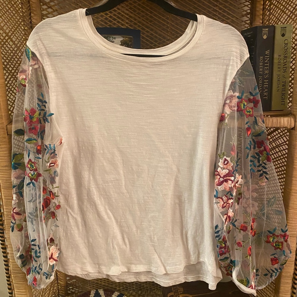 Umgee white top with floral sleeves